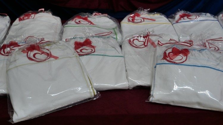 I pacchi pronti per essere portati da Trani in Kenya