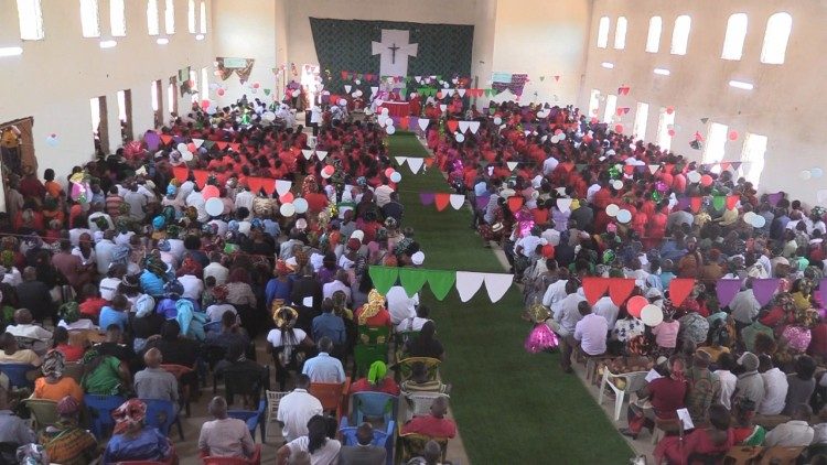 Milhares de fiéis participam na Missa em que mais de 400 receberam o sacramento do Crisma