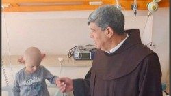 Padre Ibrahim Faltas insieme al bambino palestinese Saed 