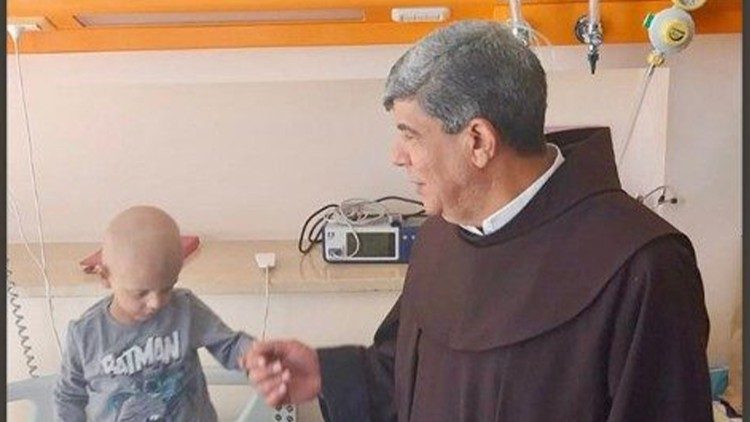 Padre Ibrahim Faltas insieme al bambino palestinese Saed 