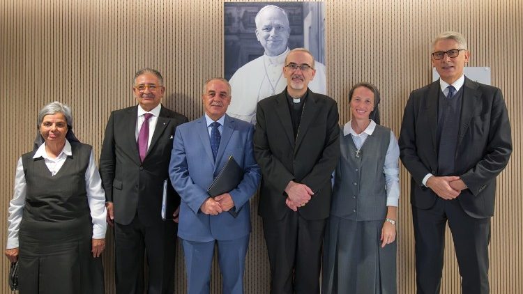 Participantes en la ceremonia de firma del acuerdo