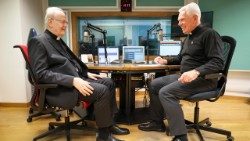 Erdő Péter bíboros a Vatikáni Rádió stúdiójában 