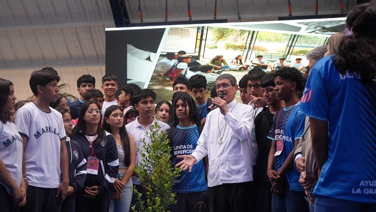 Monseñor Luis Gerardo Cabrera, Cardenal del Ecuador, con los jóvenes del programa Scholas Ciudadanía