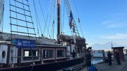 La nave Bella Speranza è al porto di Napoli, pronta per salpare verso Roma e Marsiglia. 