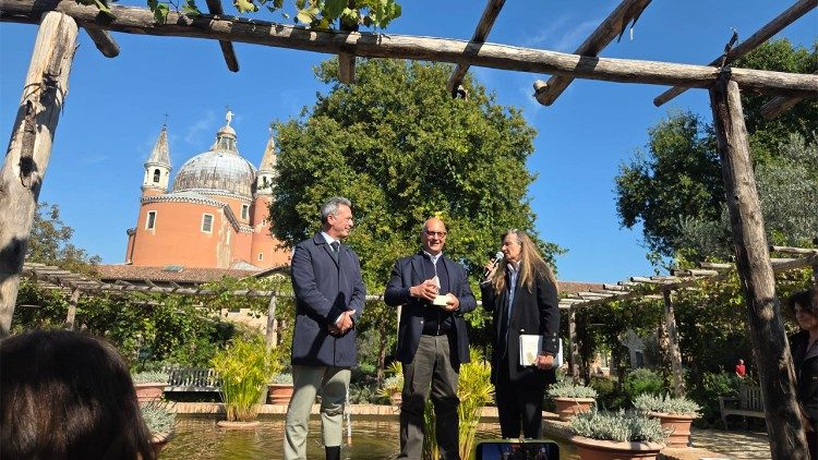 Al centro, Carlo Gallucci