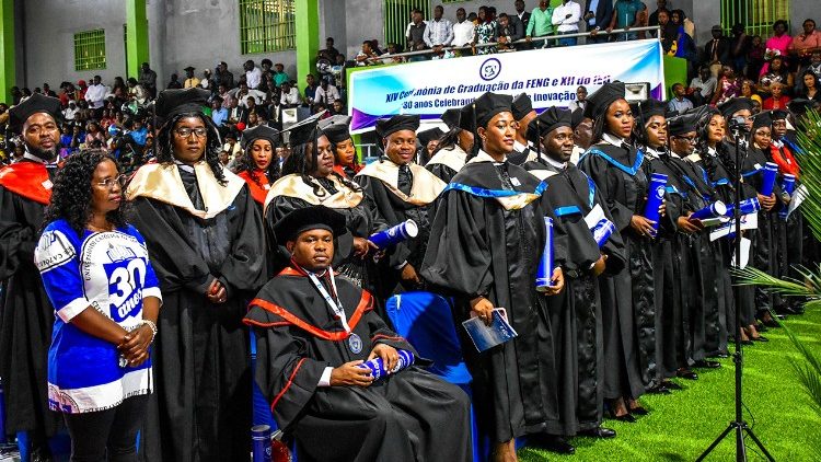 Cerimónia de graduação de mais de 300 estudantes da Faculdade de Engenharia da UCM, em Chimoio