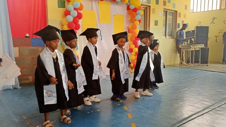 Grupo de crianças em Angola