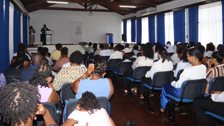 Estudantes numa aula da Escola Universitária Católica 