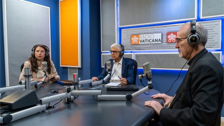 Kardinal Pizzaballa (rechts) beim Interview mit den Vatikanmedien