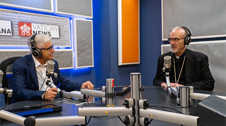 Le cardinal Pizzaballa dans les locaux de Radio Vatican - Vatican News.