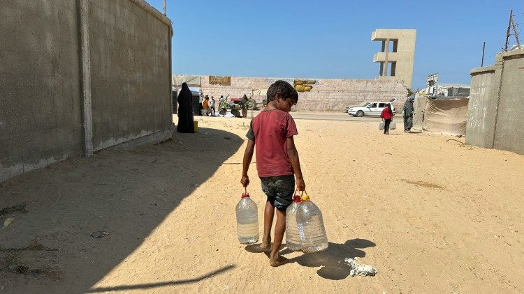 Distribuzione di acqua pulita a Gaza