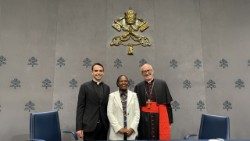 Le cardinal Czerny, le père Mattia Ferrari et Micheline Mwendike Kamate, lors de la conférence de presse de présentation du Jubilé des mouvements populaires.