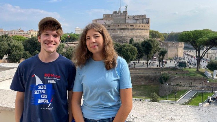 Jonas-Matthias Witze und Lilly Marie Kleinert bei Radio Vatikan