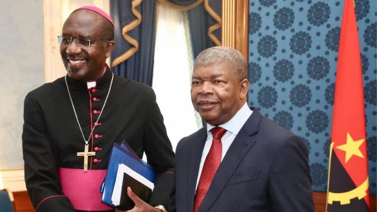 Dom José Manuel Imbamba com o Presidente João Lourenço