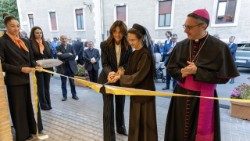 Suor Raffaella Petrini, presidente del Governatorato dello Stato della Città del Vaticano (al centro) con Laura Gabrielli, presidente della Magazzini Gabrielli spa, taglia il nastro per l'inaugurazione del punto vendita
