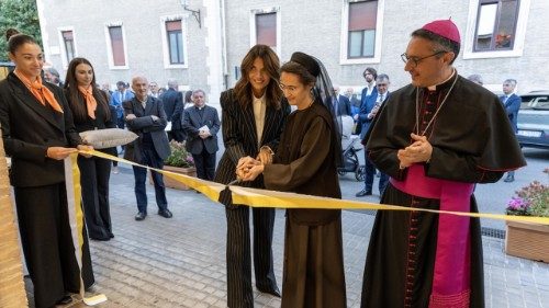 Suor Raffaella Petrini, presidente del Governatorato dello Stato della Città del Vaticano (al centro) con Laura Gabrielli, presidente della Magazzini Gabrielli spa, taglia il nastro per l'inaugurazione del punto vendita