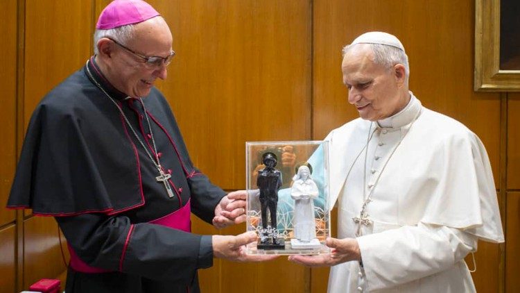 El Arzobispo de Caracas donó al Papa dos estatuas de los futuros nuevos santos
