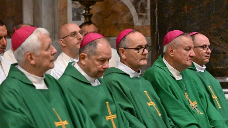 We Mszy św. uczestniczył. kard. Konrad Krajewski, biskupi a także rzesza wiernych z Polski