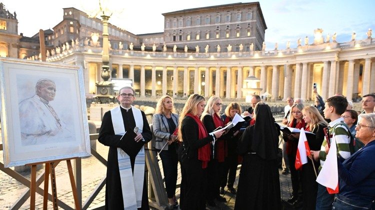 Przed godziną 19.00 Polacy oraz wierni innych narodowości zgromdzili się na Placu św. Piotra, aby uczcić 47. rocznicę wyboru Jana Pawła II