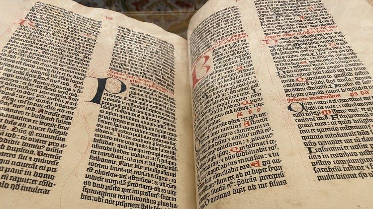 Një kopje e Biblës në ekspozitë në BAV