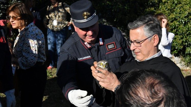 La cerimonia con padre Enzo Fortunato a margine di un convegno dell'Uiza