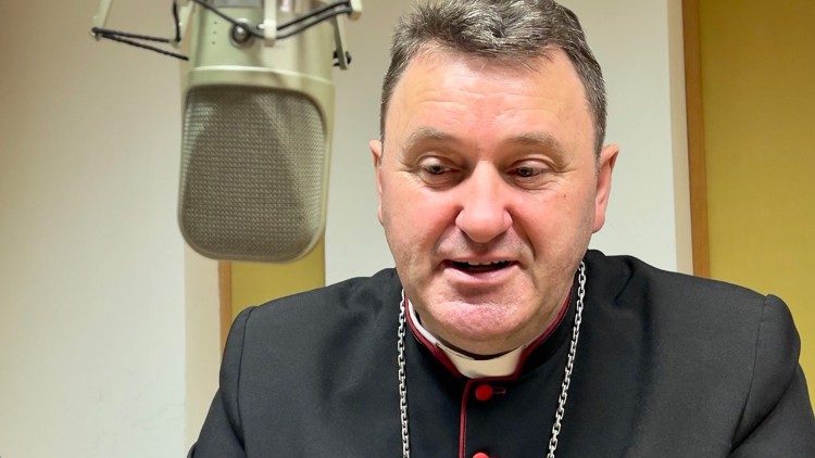 Арцыбіскуп Юзаф Станеўскі ў студыі Ватыканскага радыё