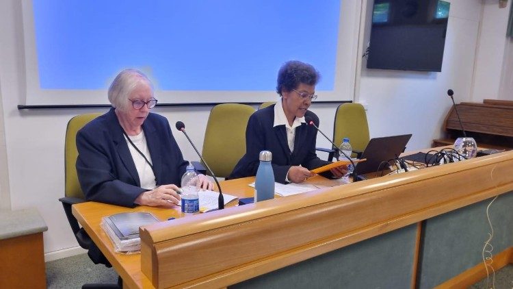 La superiora suor Neusa de Fátima Mariano durante l'apertura del Capitolo generale