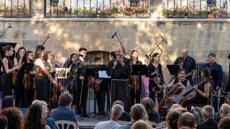 Fra Alberto Pari presenta un concerto dell'istituto Magnificat a Ein Kerem, a pochi chilometri da Gerusalemme (foto: Istituto Magnificat)