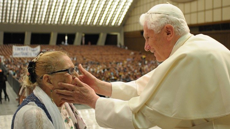 Un momento dell'incontro, l'11 giugno del 2011, di Papa Benedetto XVI con rappresentanti di diverse etnie di rom