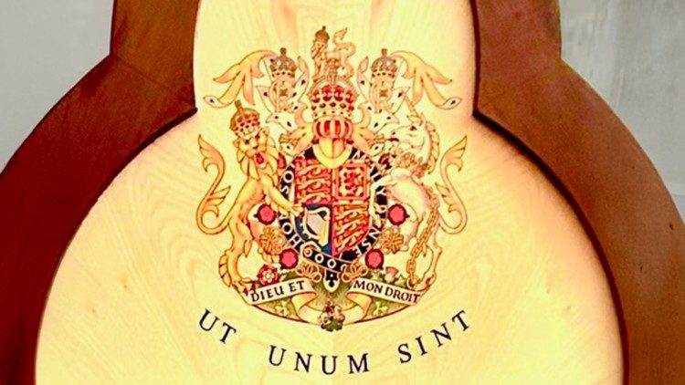 Un siège a été créé, arborant les armoiries du roi Charles ainsi que la phrase latine Ut unum sint, tirée de l'Évangile de Jean.