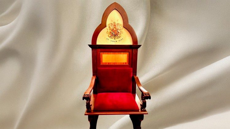 Król zasiądzie na specjalnym krześle z herbem i napisem Ut unum sint - Aby byli jedno