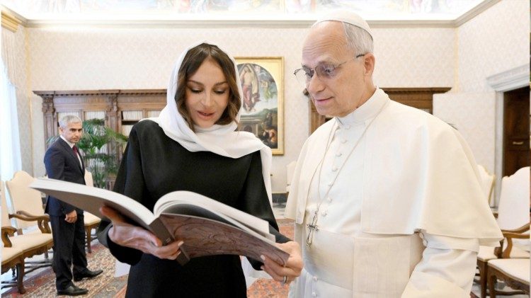 Troca de presentes entre o Papa Leão XIV e a Sra. Mehriban Aliyeva, primeira vice-presidente do Azerbaijão