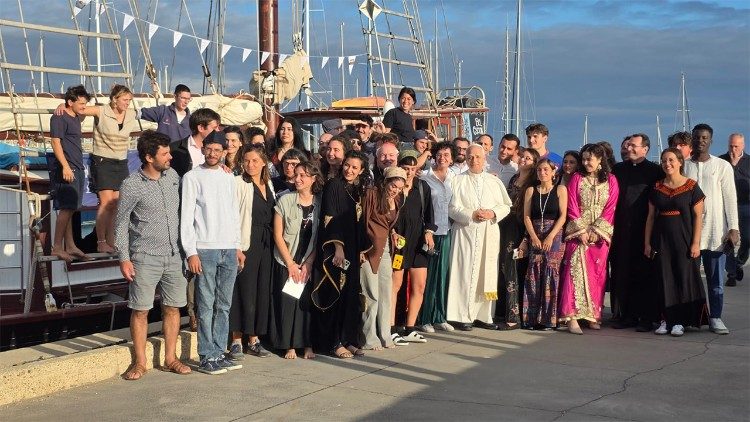 Popiežius Leonas ir misijos „Kurti taiką“ dalyviais  