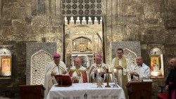 Le cardinal Sako célébrant la messe dans l'église Al Tahira de Mossoul. 