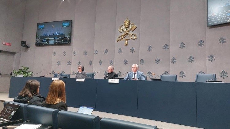 Monsignor Flavio Pace e suor Alessandra Smerilli nel briefing dedicato alla visita dei Reali d'Inghilterra