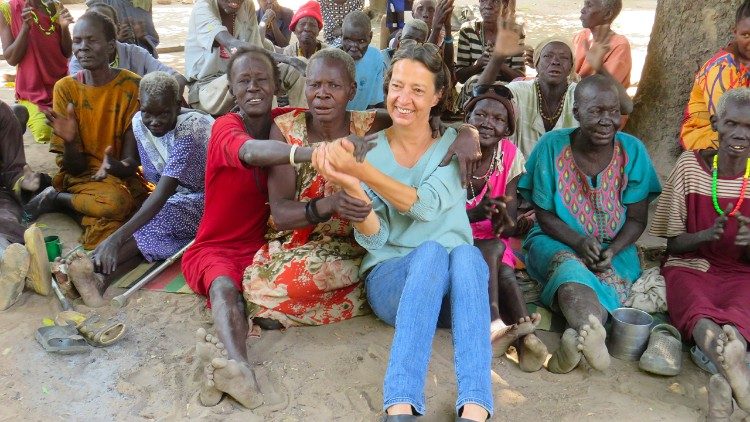 Tatjana Gerber, Health Advisor für die Diözese Wau, Südsudan, beim Besuch des Agok Leprosy Centers, eines Lepradorfs, das 30 Minuten von der Stadt entfernt liegt. Derzeit beherbergt es 30 Männer und Frauen.