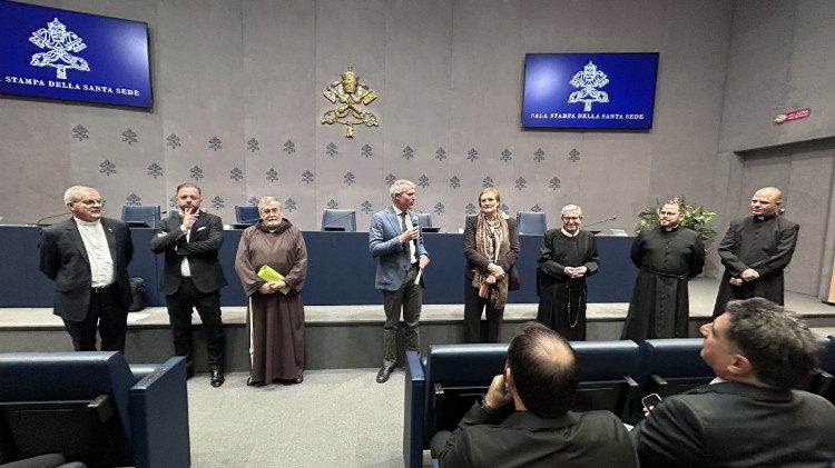 i sei postulatori presentano i beati Maloyan, Longo, Hernández Cisneros, Rendiles Martínez, To Rot, Troncatti e Poloni nella Sala Stampa Vaticana.