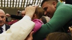 Un momento dell’incontro, il 26 ottobre del 2015 nell’Aula Paolo VI, di Papa Francesco con il popolo gitano.