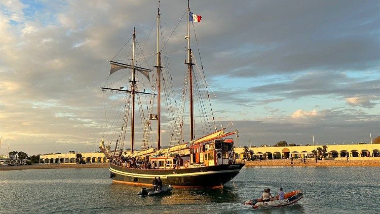 البابا في أوستيا على متن "سفينة السلام" الخاصة بالشباب