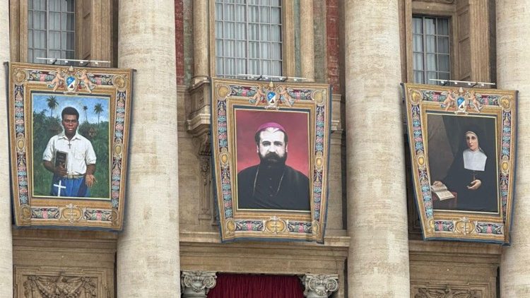 ഒക്ടോബർ 19-ന് ഞായറാഴ്ച വിശുദ്ധപദത്തിലേക്കുയർത്തപ്പെടുന്ന ഏഴു വാഴ്ത്തപ്പെട്ടവരിൽ നിണസാക്ഷികളായ ഇഗ്നേഷ്യസ് മലൊയാൻ (മദ്ധ്യത്തിൽ) പീറ്റർ തൊ റോത്ത് (ഇടത്ത്) സന്യാസിനി വിൻചേൻത്സ മരിയ പൊളോണി (വലത്ത്)