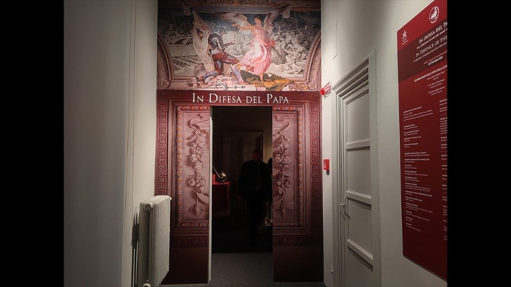 La mostra "In difesa del Papa"