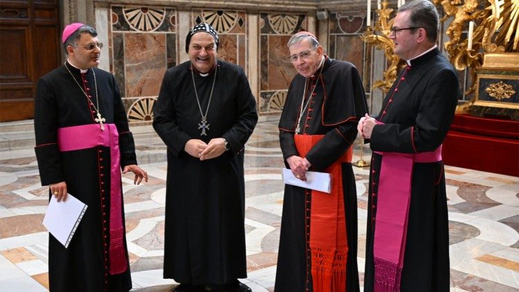 Monseñor Mourad y el cardenal Kurt Koch (derecha)