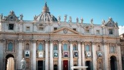 An der Fassade des Petersdoms sind schon die Bildnisse der neuen Heiligen aufgehängt