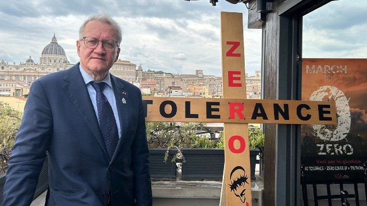 Matthias Katsch bei der Pressekonferenz in Rom