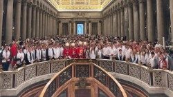 600 Gläubige nach ihrer gemeinsamen Firmung in St. Paul vor den Mauern