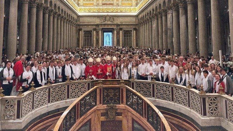 600 Gläubige nach ihrer gemeinsamen Firmung in St. Paul vor den Mauern