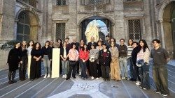 Los estudiantes de la Escuela de artes y oficios de la Fábrica de San Pedro junto al cardenal Gambetti