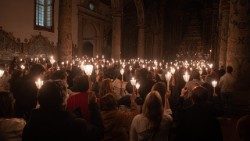 Fiéis em oração na Sé Catedral da Diocese de Setúbal (Portugal) - foto Ricardo Perna