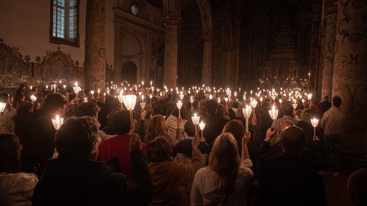 Fiéis em oração na Sé Catedral da Diocese de Setúbal (Portugal) - foto Ricardo Perna