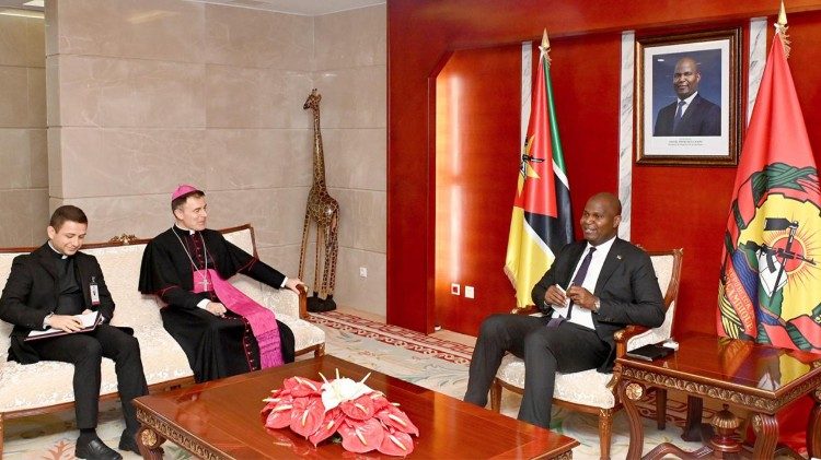 O Núncio Apostólico em Moçambique Dom Luís, fez-se acompanhar pelo colaborador da Nunciatura ...